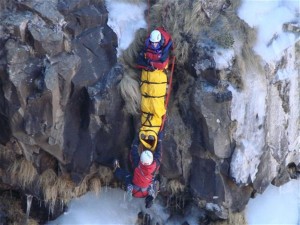 Stretcher hoisting in winter conditions 