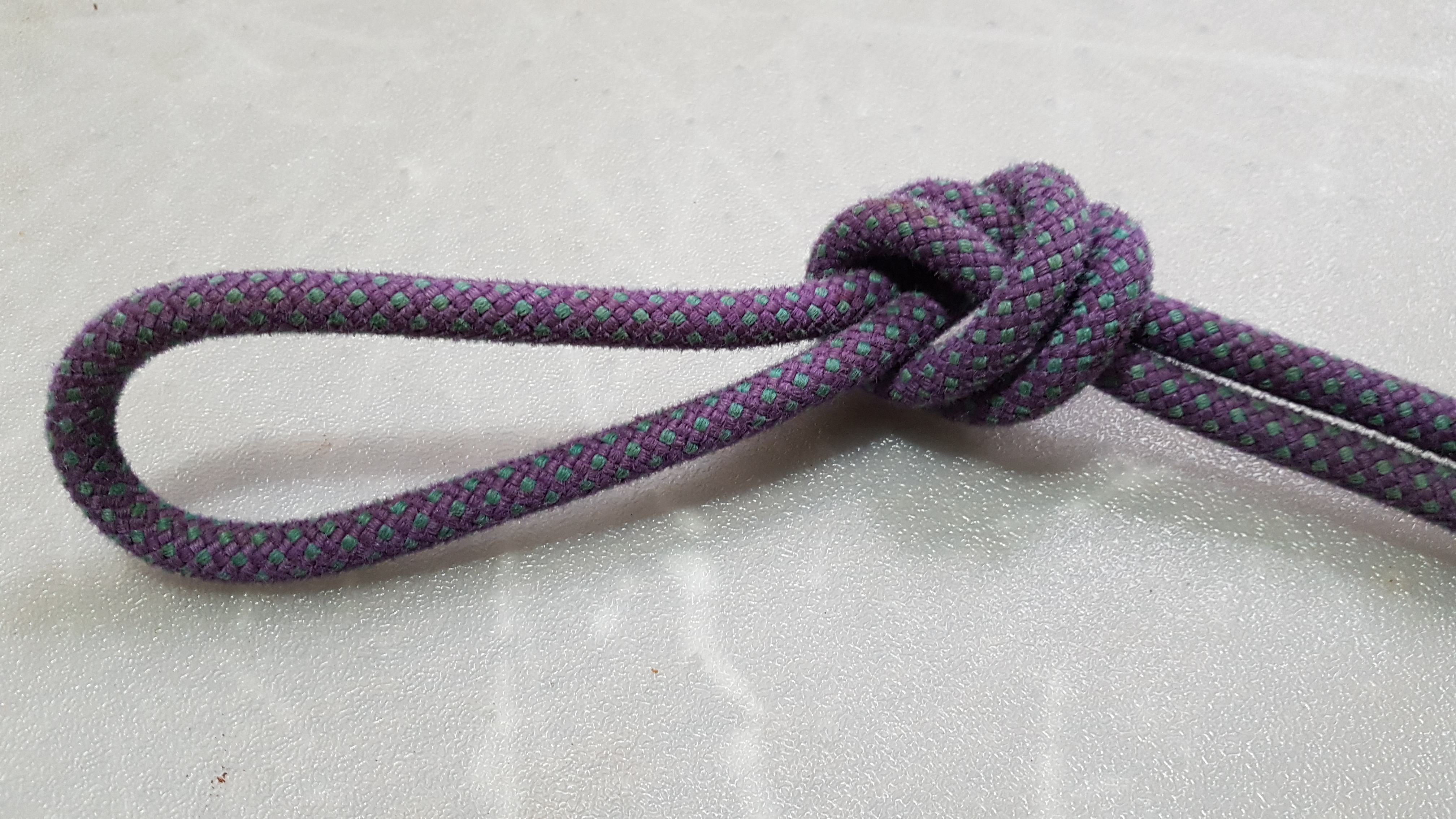 Overhand knot with 2 strands